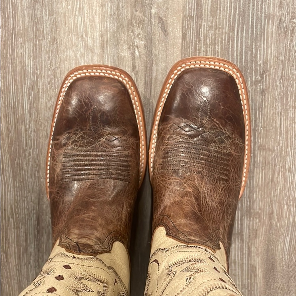 Brown and Cream Cowboy Western Boots with Decorative Stitching - Picture 5 of 8